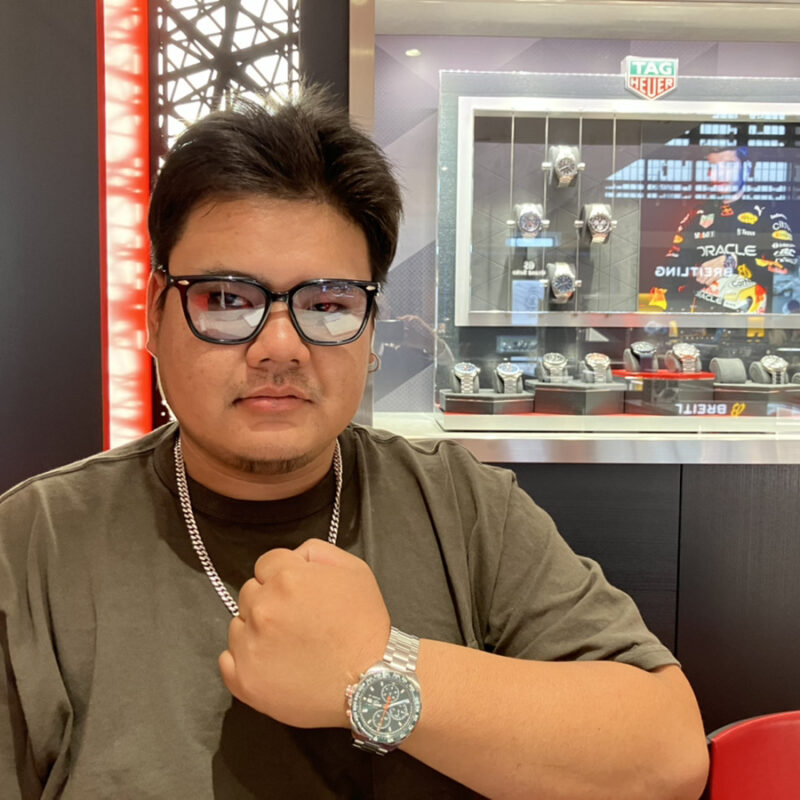 「タグ・ホイヤー フォーミュラ１ クロノグラフ（品番：CAZ201H.BA0876） 」を着装する男性