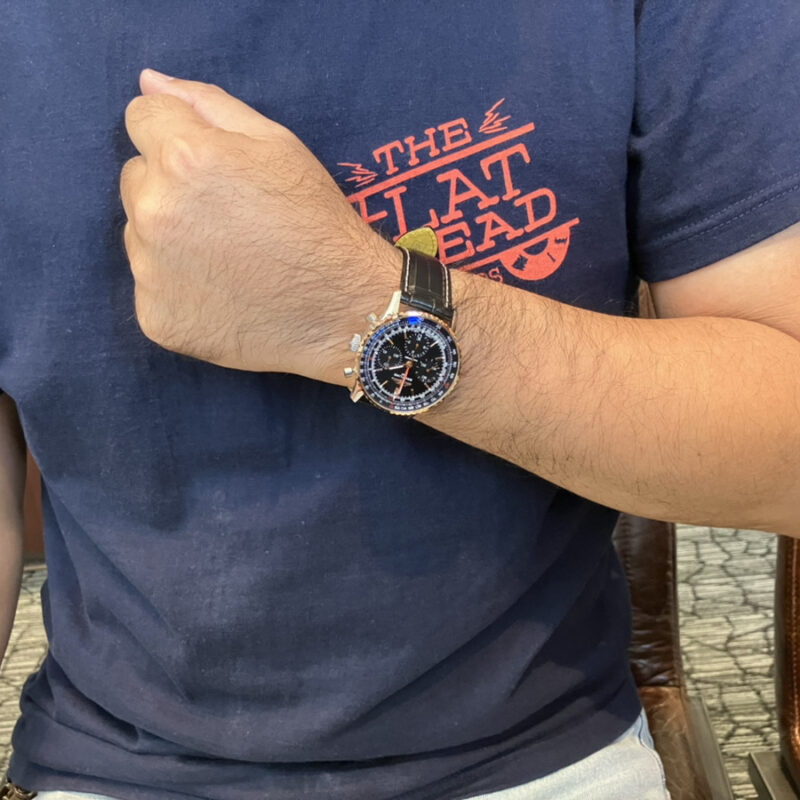 「ナビタイマーB01 クロノグラフ 41 ジャパンエディション」を装着する男性