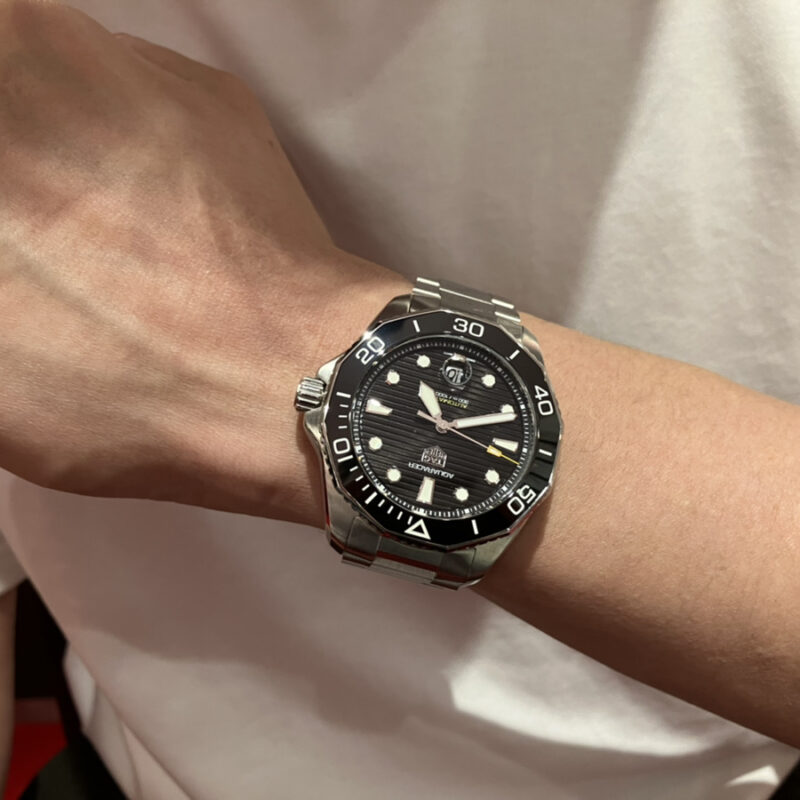 「タグ・ホイヤー アクアレーサー プロフェッショナル300［品番：WBP201A.BA0632］」を着装する男性