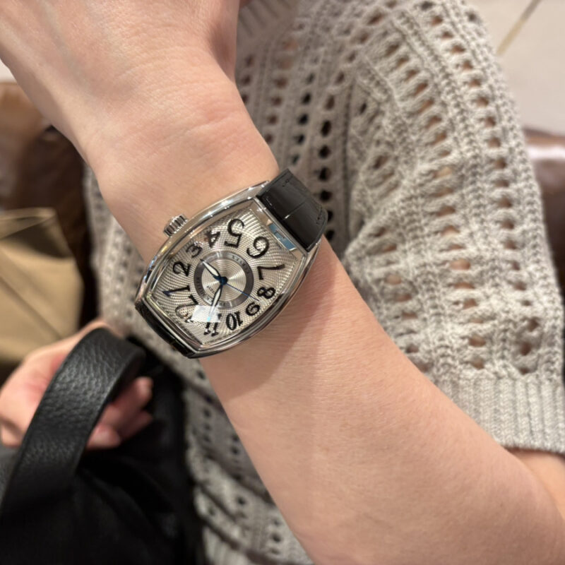 フランクミュラーグランドカーベックスを着用した女性の腕元の画像。