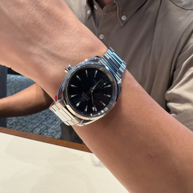 オメガシーマスターアクアテラを着用した男性の腕元の画像。