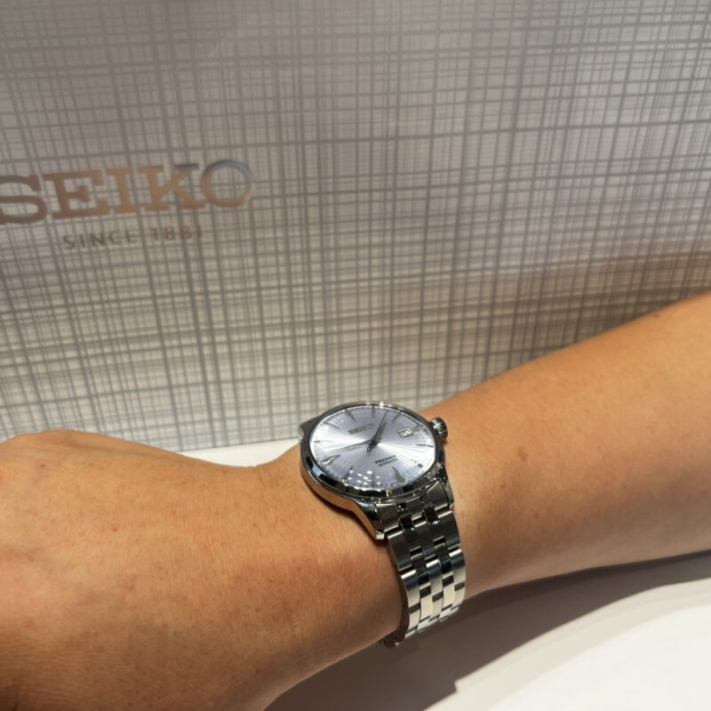 SEIKOプレザージュのカクテルタイムを着用した男性の手元