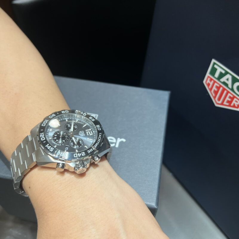 タグホイヤーのフォーミュラ1を着用した男性の手元