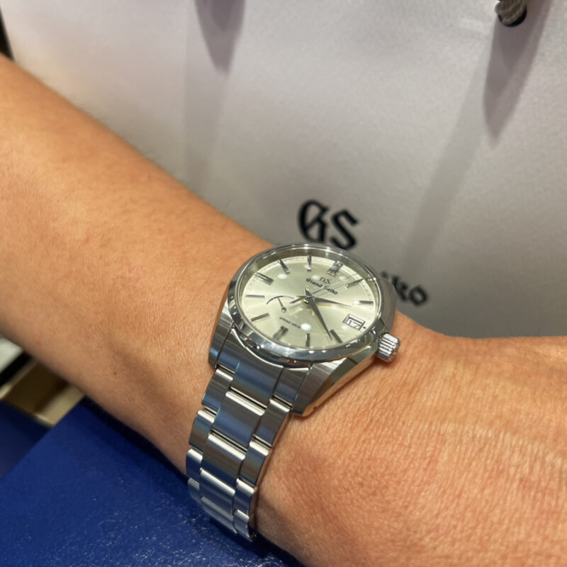 グランドセイコースプリングドライブを着用した男性の手元