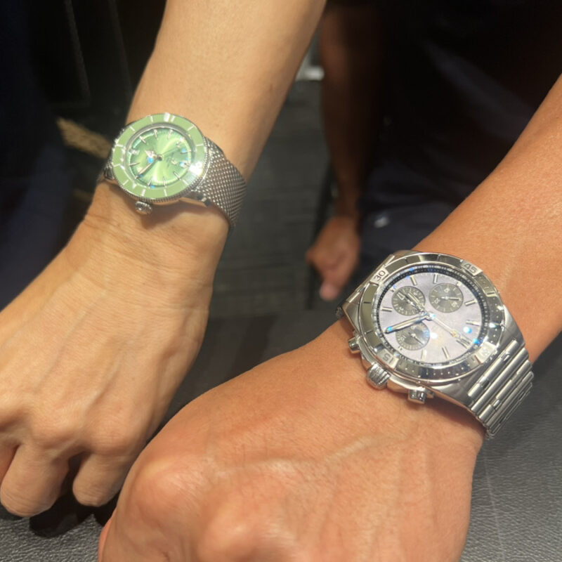 ブライトリングのクロノマットを着用した男性の手元とスーパーオーシャンヘリテージを着用した女性の手元