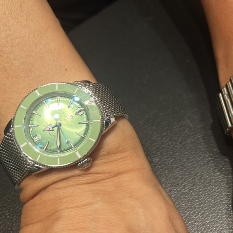 ブライトリングのスーパーオーシャンヘリテージを着用した女性の手元