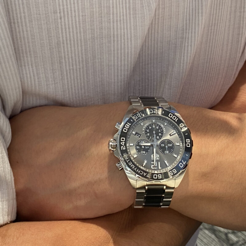 タグホイヤーの時計を着用した男性