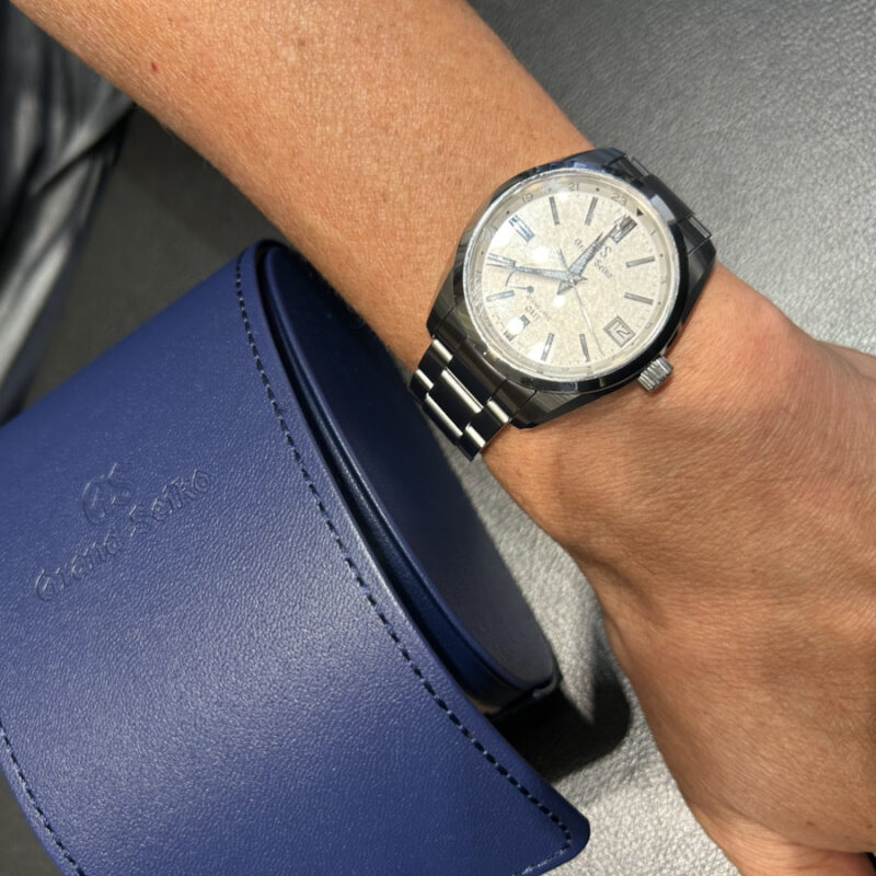 グランドセイコーの時計をつけている男性