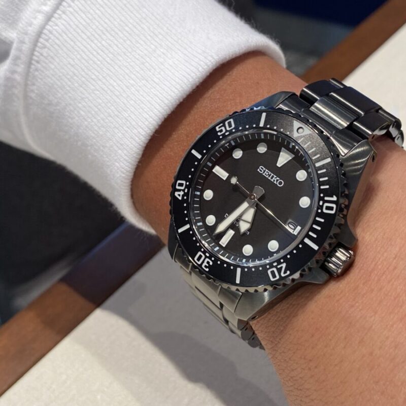 SEIKOの時計を着用した男性