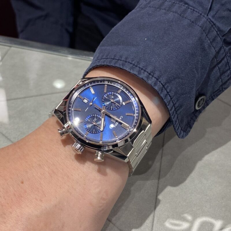 タグホイヤーの時計を着用した男性の手元