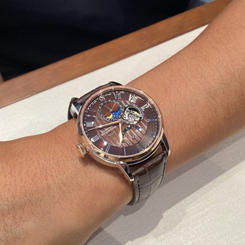 オリエントスターの時計を着けた男性