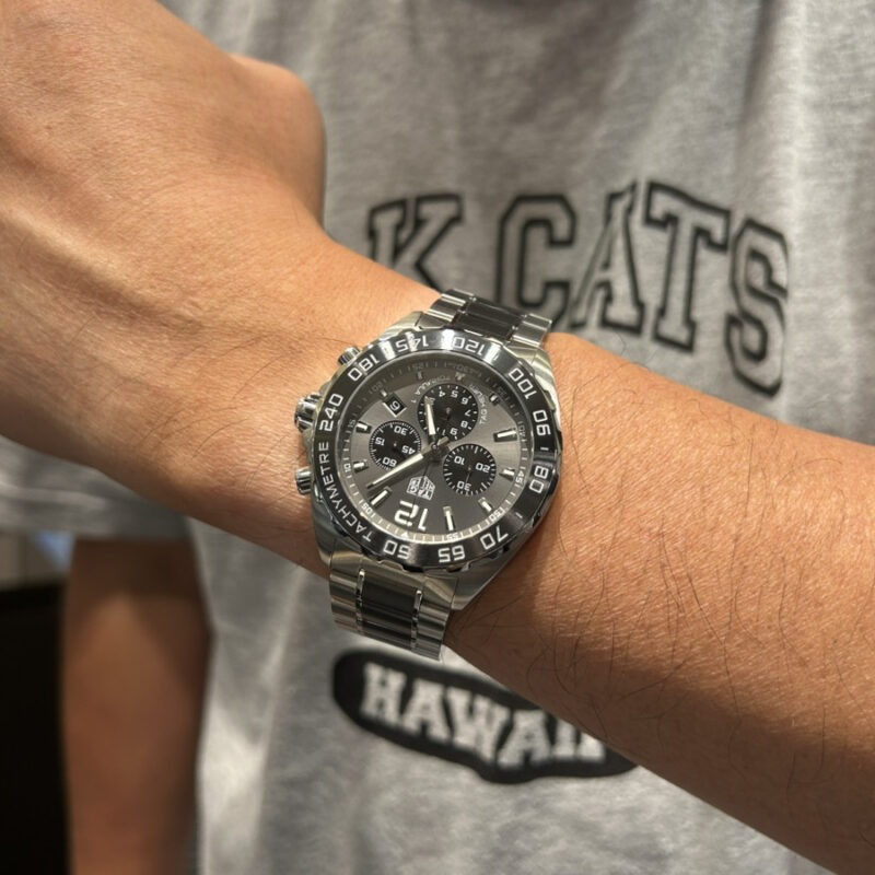 タグホイヤーの時計をつけている男性