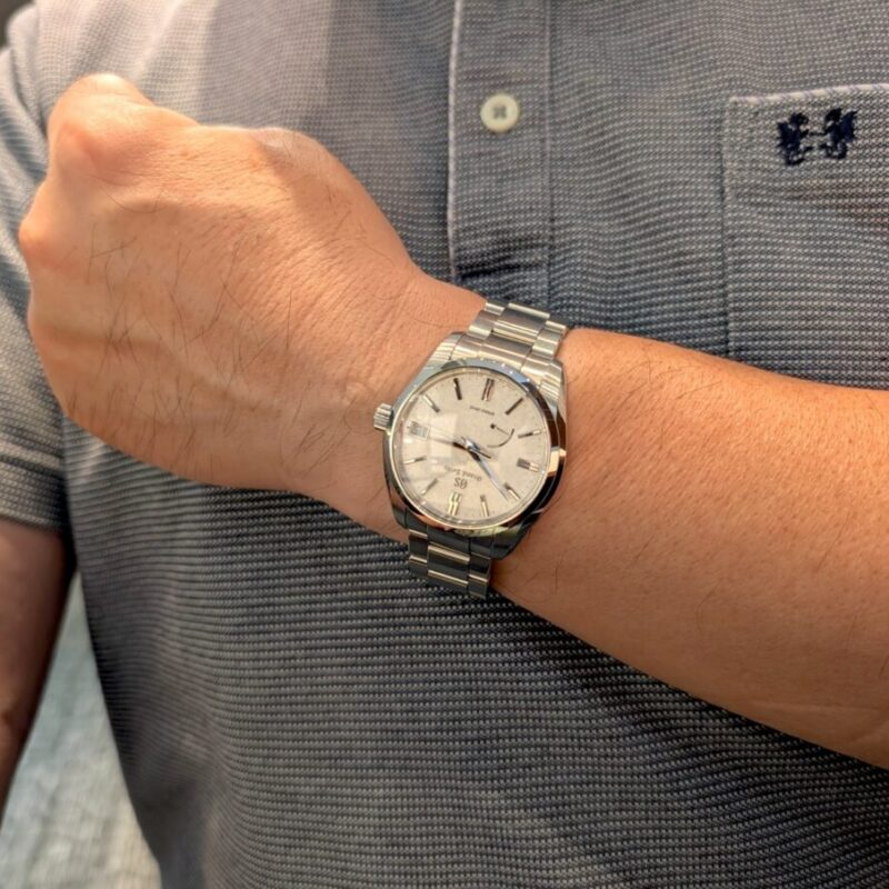 グランドセイコーヘリテージを腕につけた男性