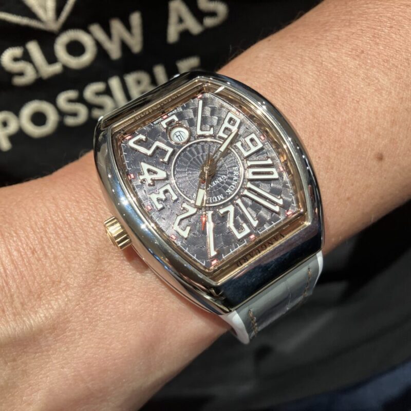 フランクミュラーのと駅をつける男性