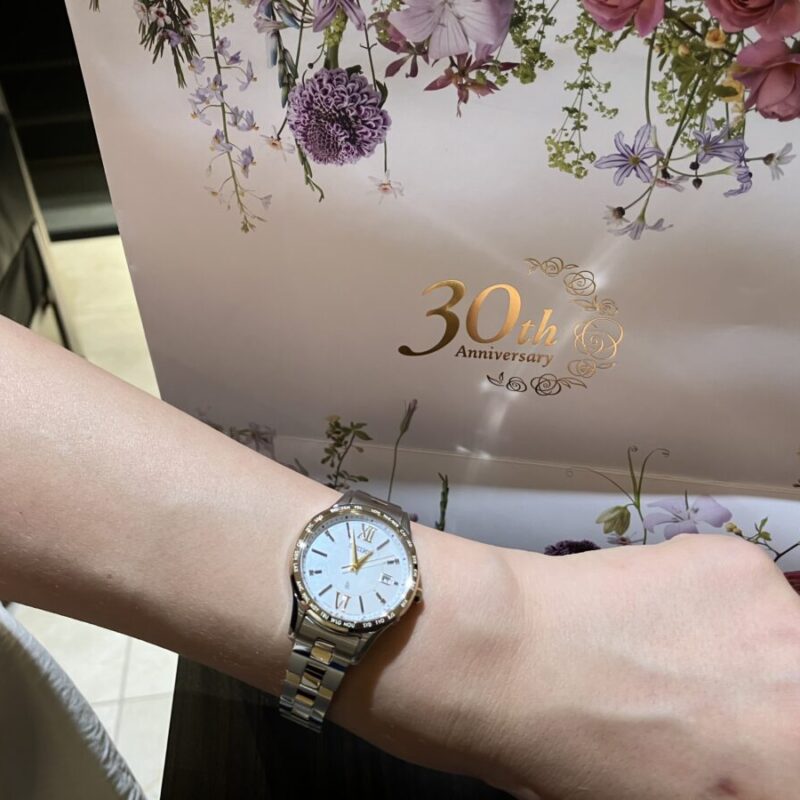 セイコールキアの腕時計博をつける女性