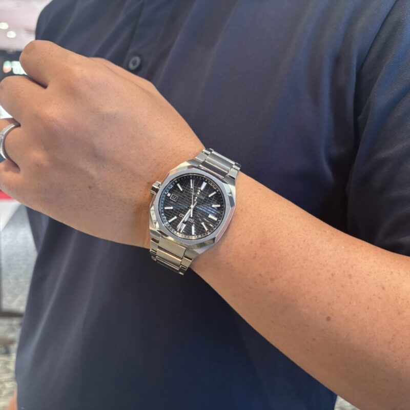 SEIKOアストロンを着用した男性の腕元の画像