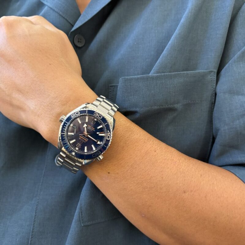 オメガシーマスターを着用した男性の腕元の画像