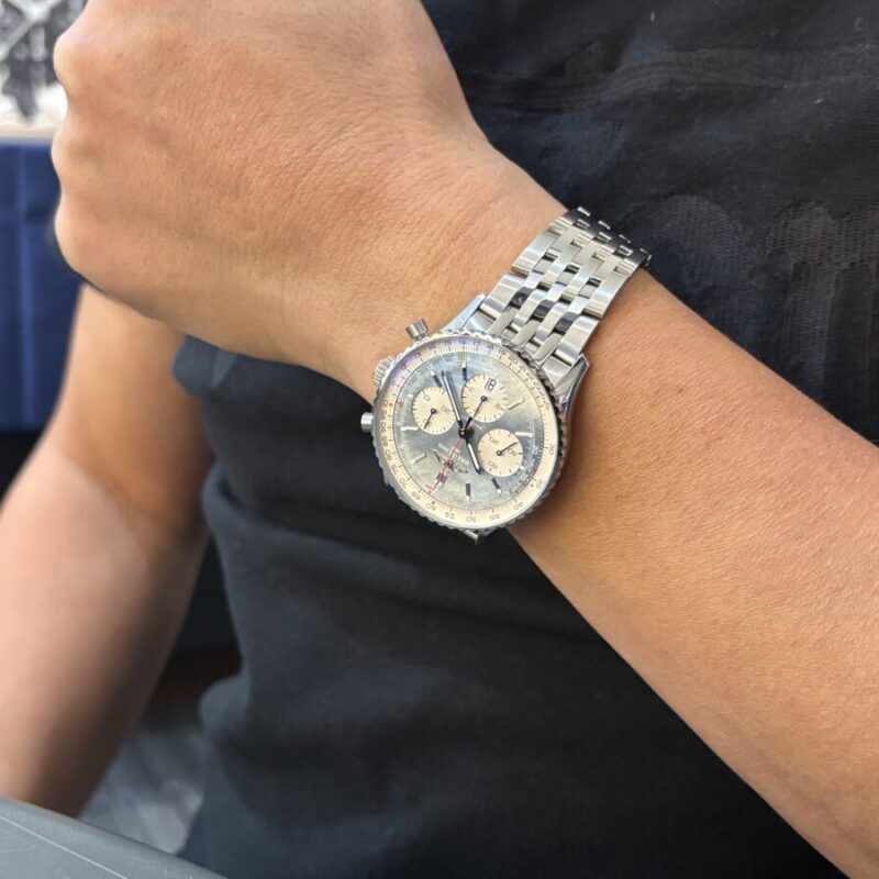 ブライトリングナビタイマーを着用した男性の腕元の画像。