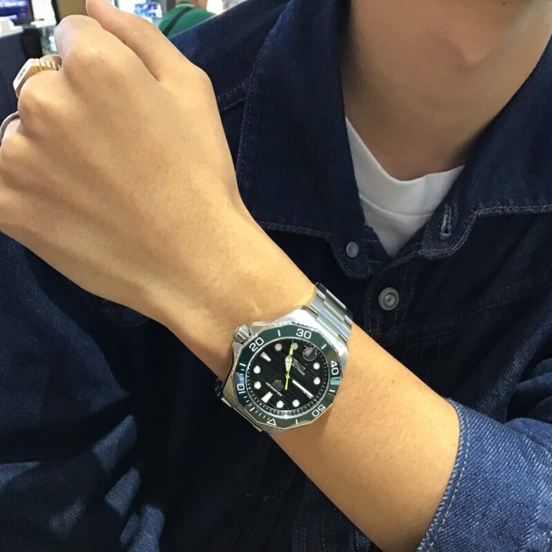 タグホイヤーアクアレーサーを着けた男性