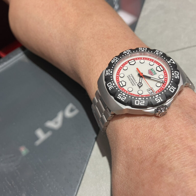 タグ・ホイヤーフォーミュラ１を着用した男性の腕元の画像。