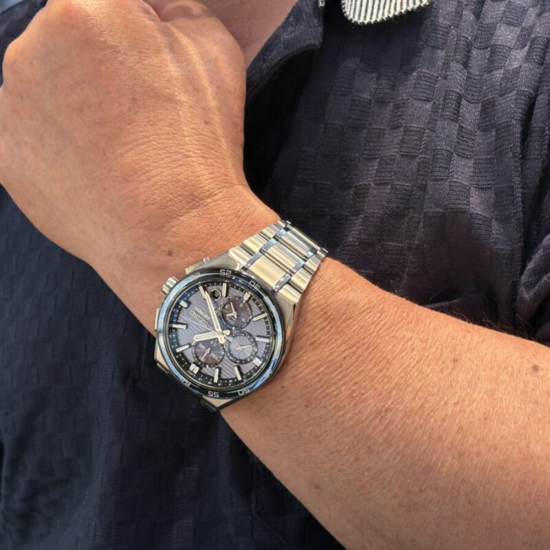 SEIKOアストロンを着用した男性の腕元の画像。