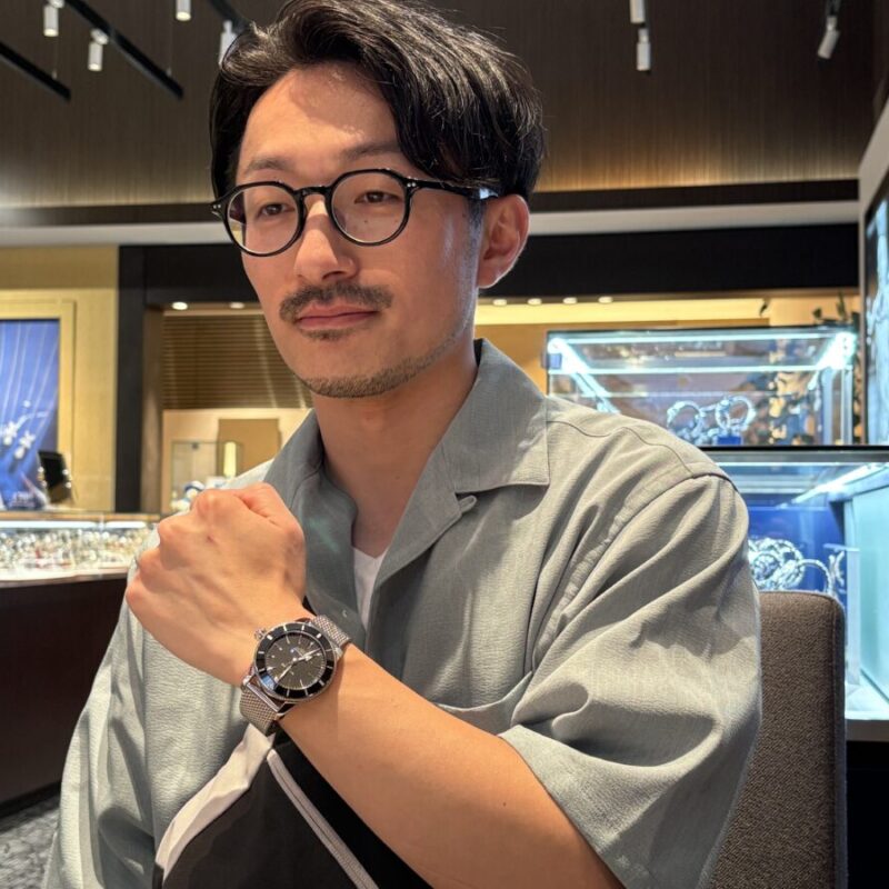 ブライトリングスーパーオーシャンヘリテージを着用した男性の画像。