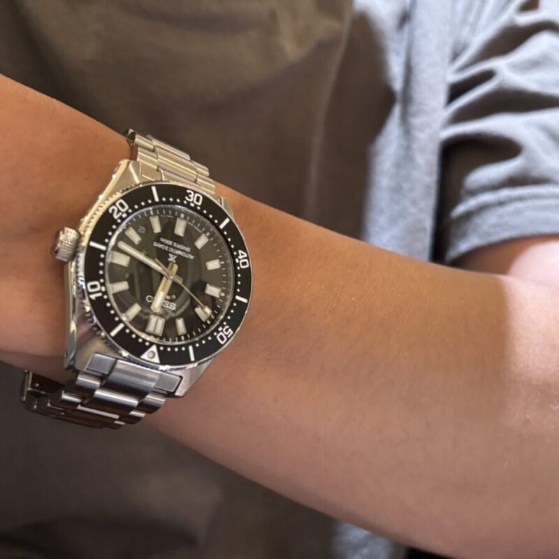 SEIKOダイバースキューバを着用した男性の腕元の画像。