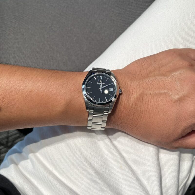 グランドセイコーの時計を身に付ける男性の腕元