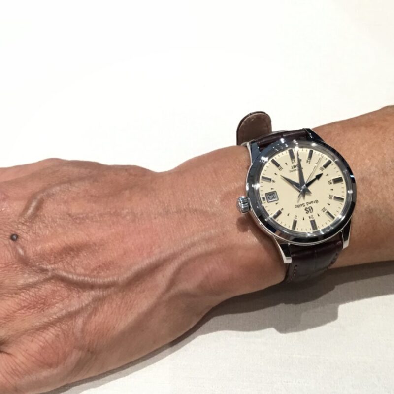 グランドセイコー エレガンスコレクションを着用している男性の写真