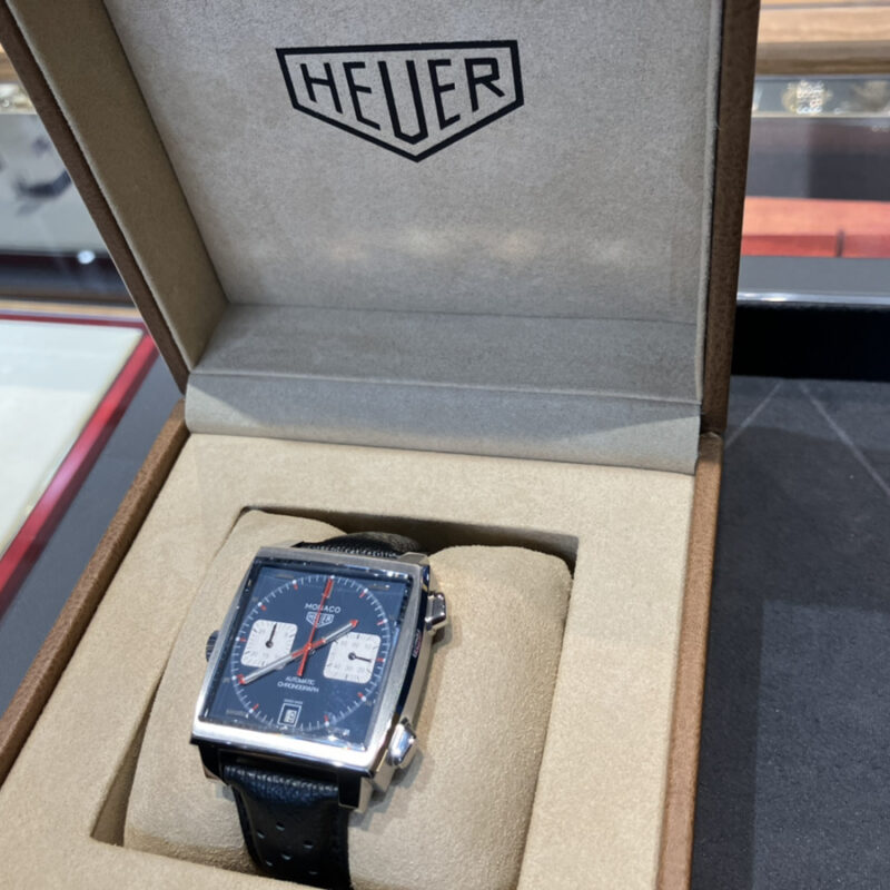 専用BOXに収められた「タグ・ホイヤー モナコ Cal.11 クロノグラフ［品番：CAW211P.FC6356］」