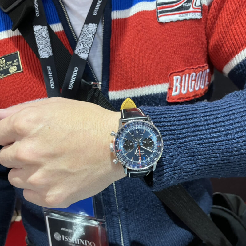 「ブライトリング ナビタイマー B01 クロノグラフ 41 」［品番：AB0139241C1P1］を着装する男性