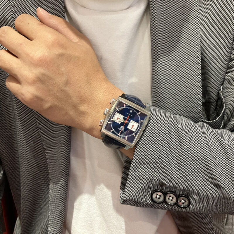 タグ・ホイヤー モナコ ホイヤー02 クロノグラフ［品番：CBL2111.FC6453］を着装する男性