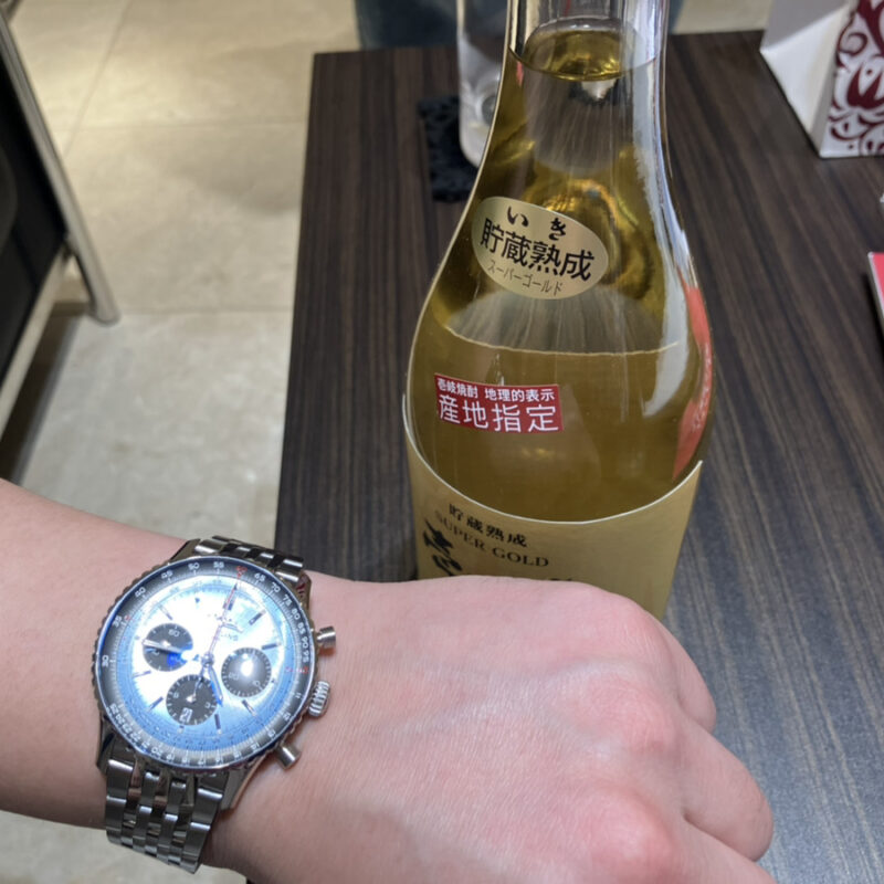ナビタイマー B01 クロノグラフ43［品番：AB0138241C1A1］と壱岐の焼酎「スーパーゴールド」
