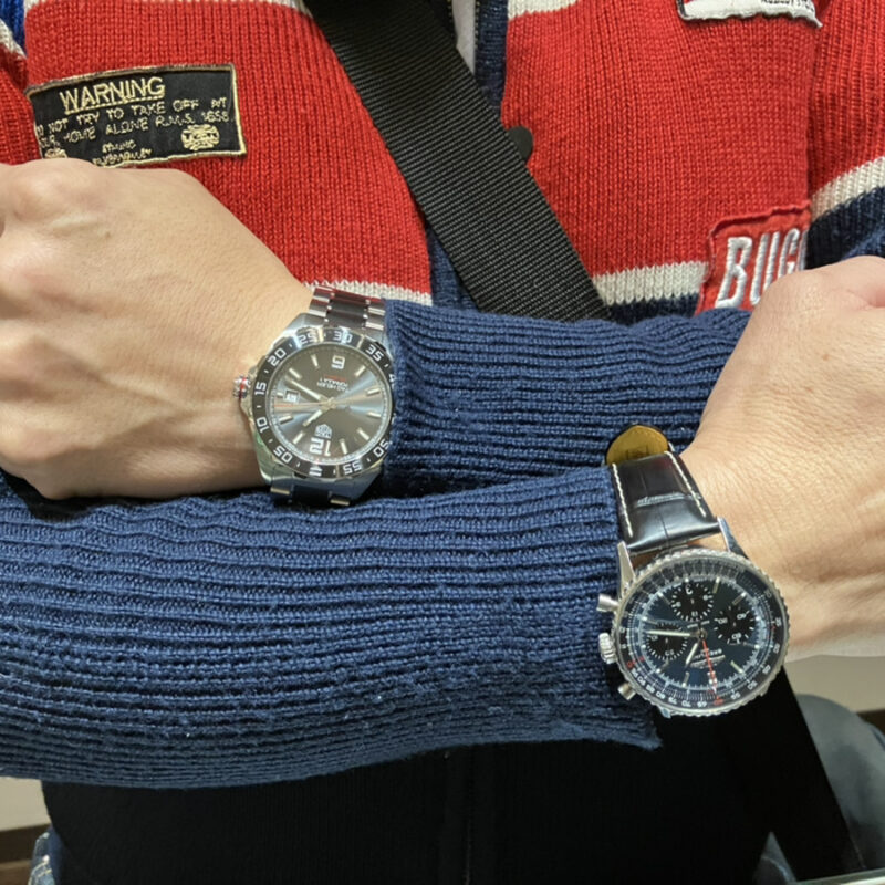 「タグ・ホイヤー フォーミュラ１」と「ブライトリング ナビタイマー」を両腕に着装