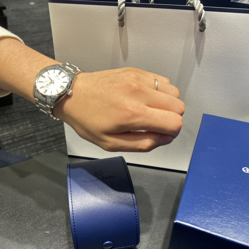 GSスプリングドライブを着用した男性の手元