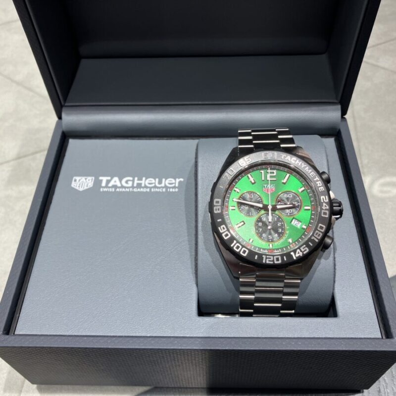 タグホイヤーフォーミュラ１の時計を納品する様子