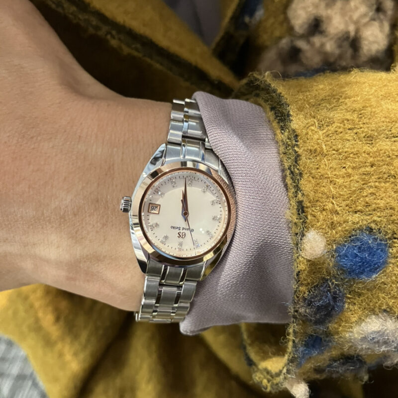 「グランドセイコー エレガンス［品番：STGF286］」を腕に着ける女性