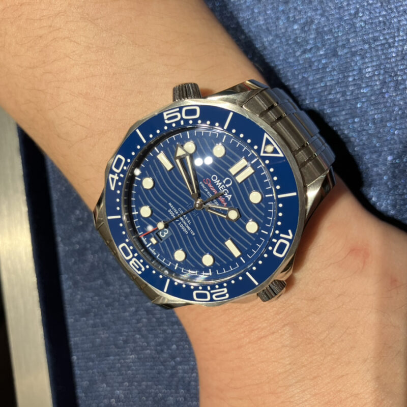 オメガ シーマスター ダイバー300M［品番：210.30.42.20.03.001］を着装する腕元