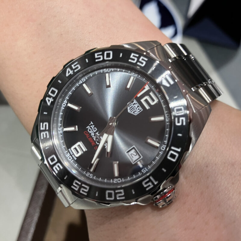 タグ・ホイヤー フォーミュラ１ デイト［品番：WAZ2011.BA0843］を着けた腕元