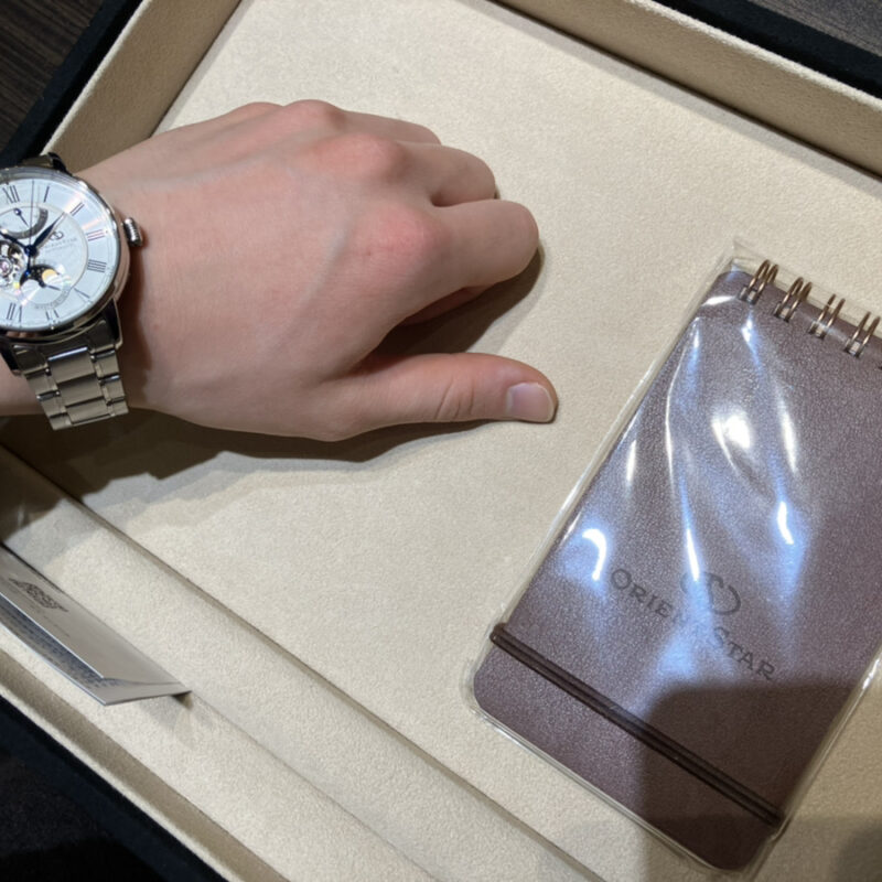 オリエントスター クラシック M45 F7 メカニカルムーンフェイズ［品番：RK-BT0001S］を着けた腕元