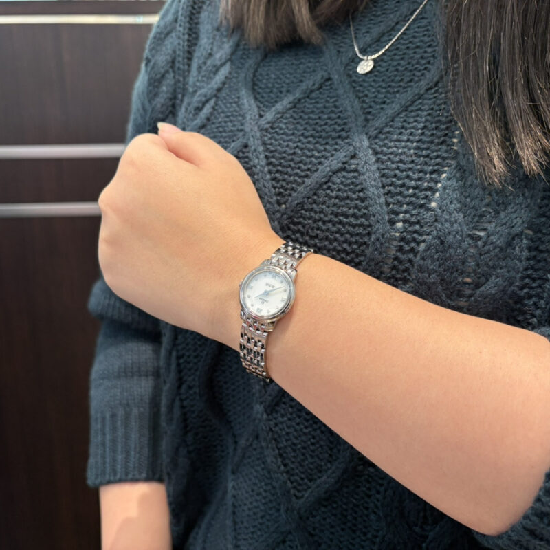 オメガデ・ヴィルを着用した女性の腕元の画像。