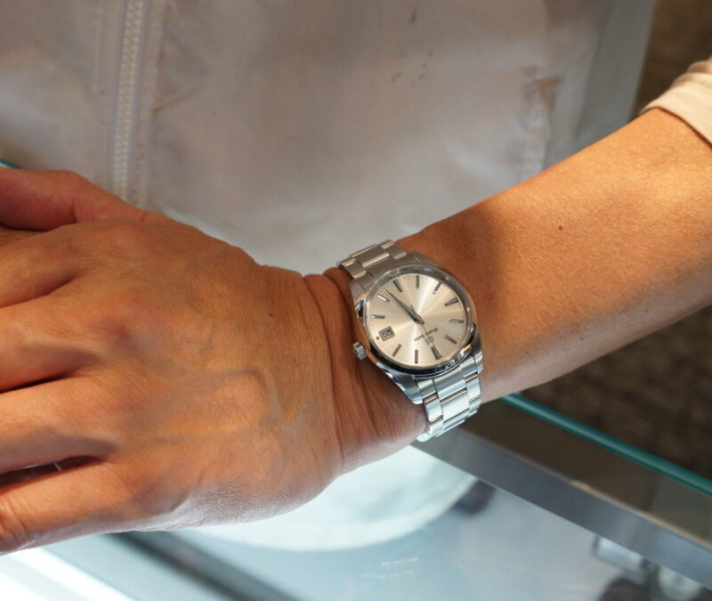 グランドセイコーを着用した男性の腕