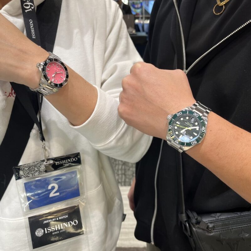 タグホイヤーのアクアレーサーを着けた夫婦