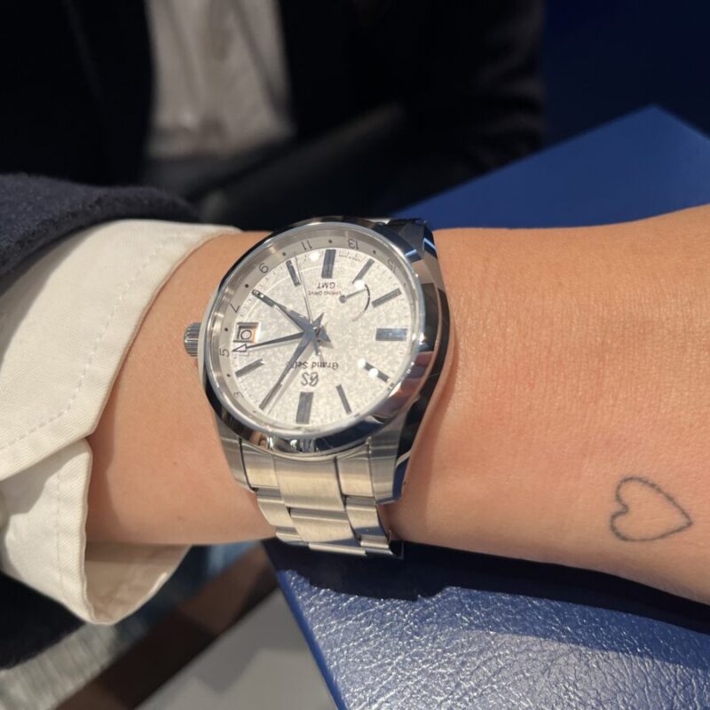 グランドセイコー スプリングドライブの時計を着けた女性