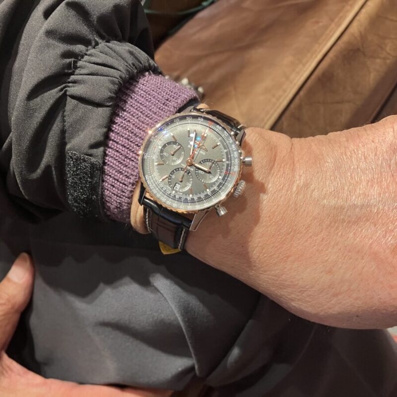 ナビタイマー女性パンエディションを着けた男性