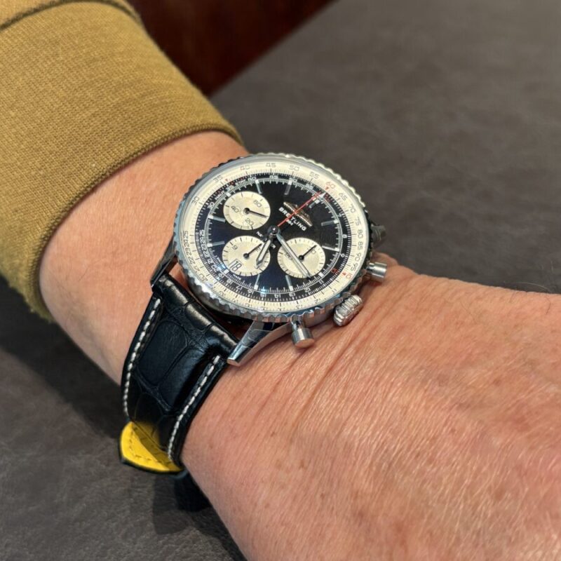 ブライトリングナビタイマーB01を着用する男性の腕元の画像。