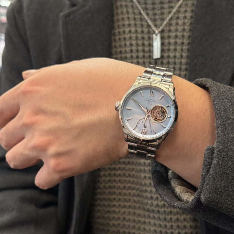 オリエントスターコンテンポラリーコレクションを着用した男性の腕元の画像。