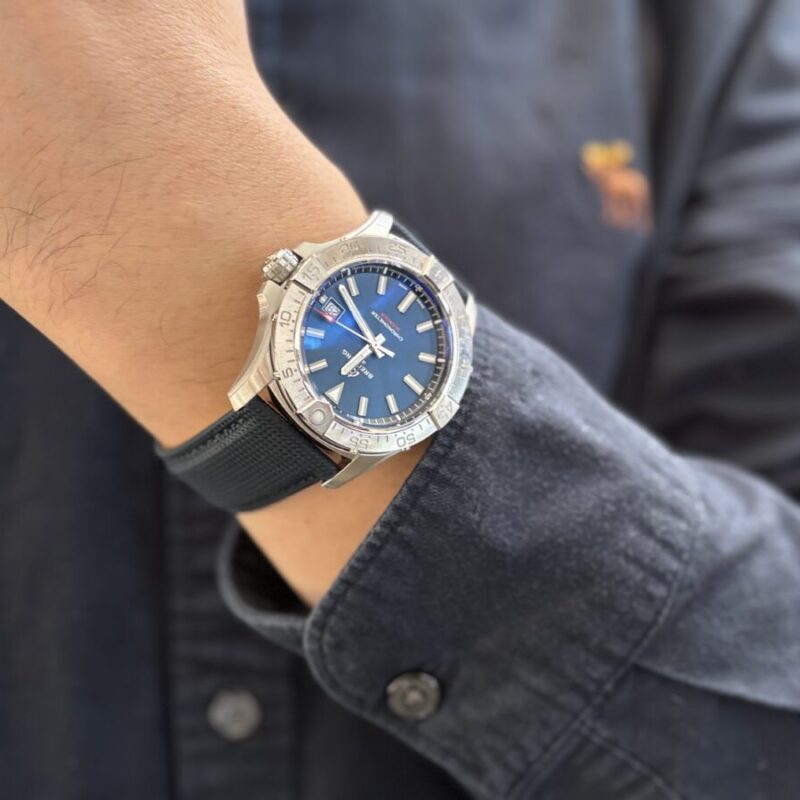 ブライトリングアベンジャーを着用した男性の腕元の画像。