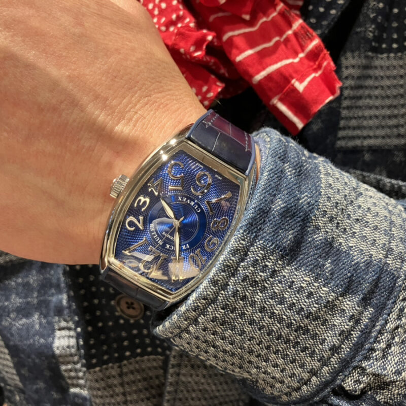 「フランク ミュラー グランドカーベックス［品番：CX40SCAT ACAC］」を着装する男性