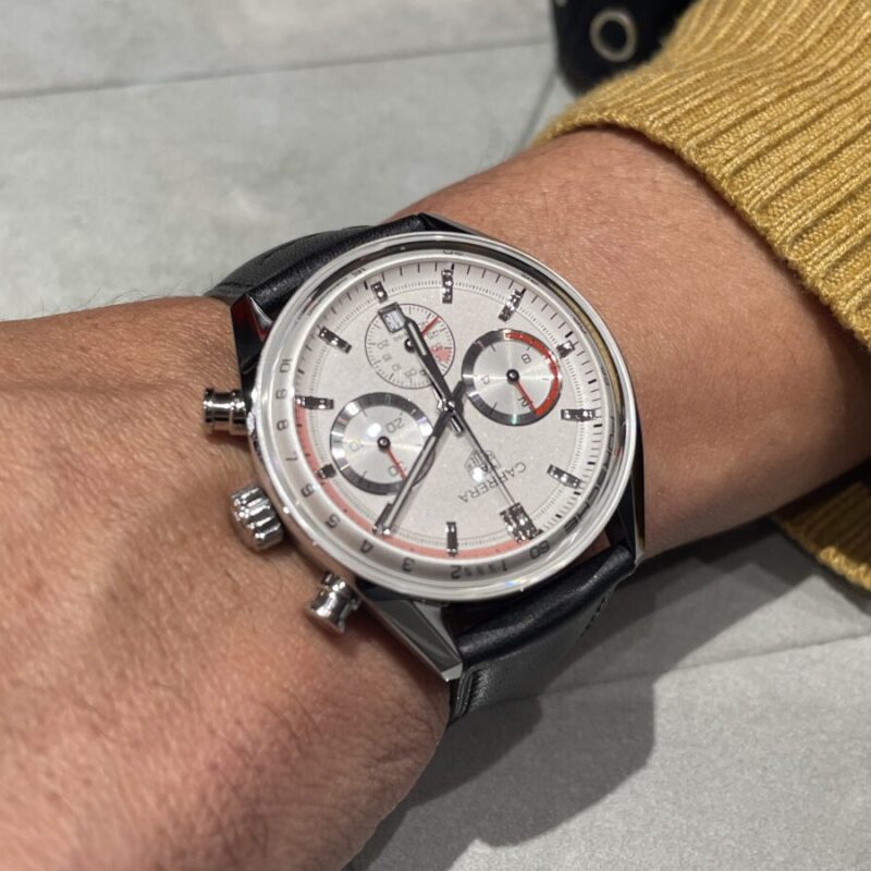 タグホイヤーを着用した男性の写真